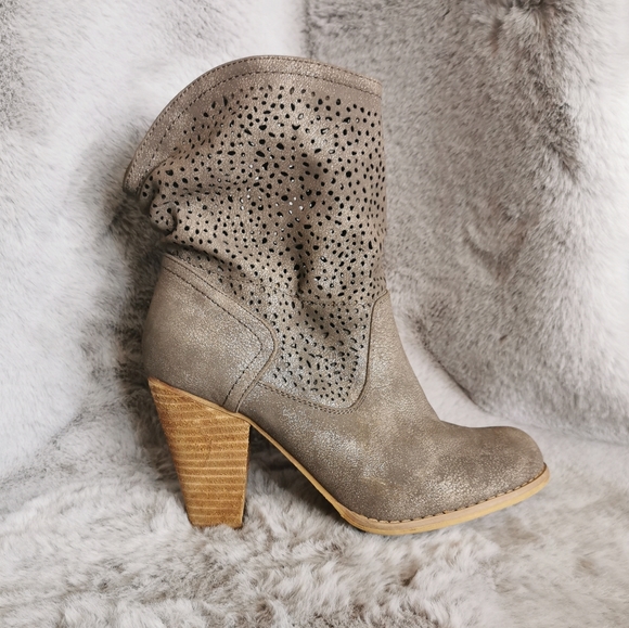 Super Cute Country Chic Boots - Picture 2 of 7